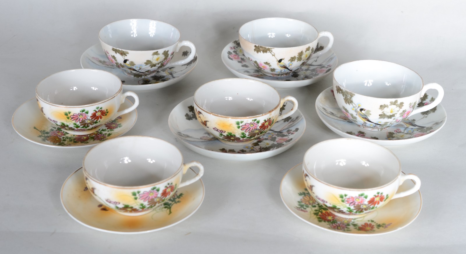 Conjunto com 7 xícaras de chá com pires de porcelana oriental, dois... - foto 1 de 7
