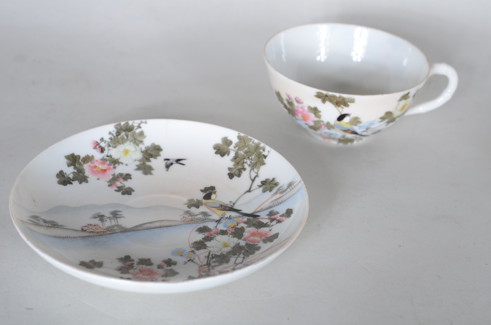 Conjunto com 7 xícaras de chá com pires de porcelana oriental, dois... - foto 5 de 7