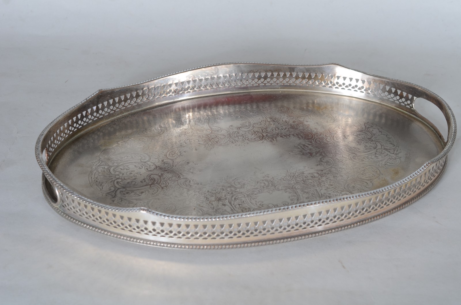 Bandeja de metal prateado com galeria vazada e borda recortada. Com... - foto 2 de 7