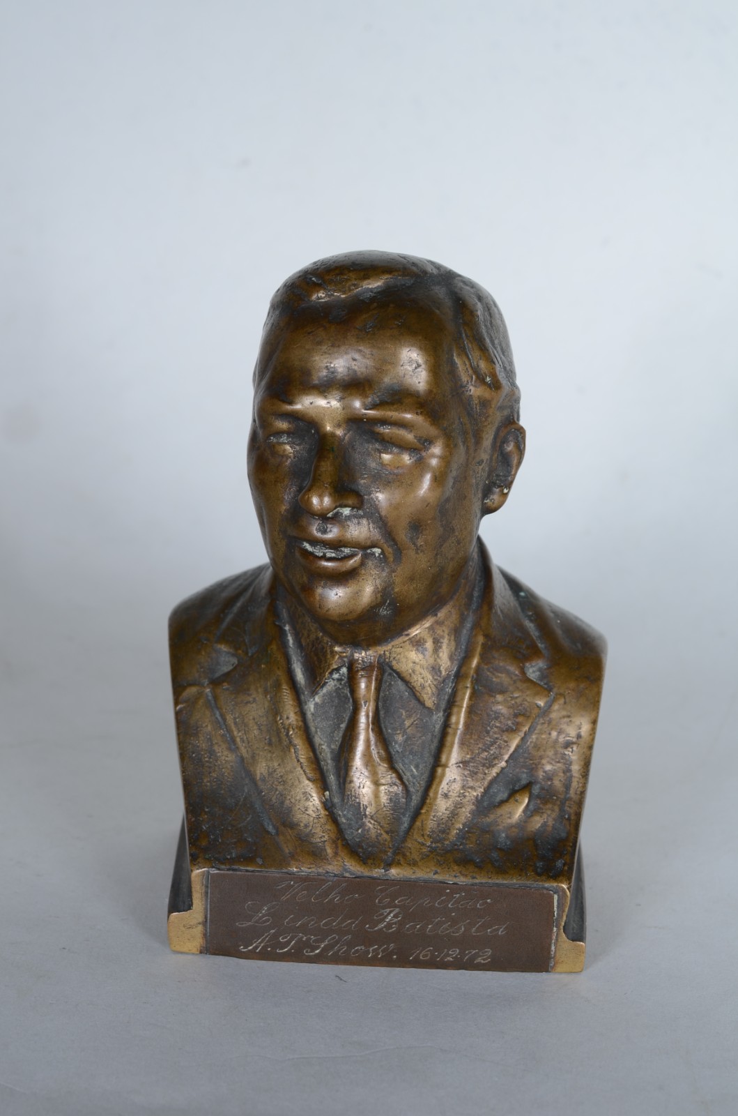 Busto de bronze representando Assis Chateaubriant. Assinado. - foto 1 de 7