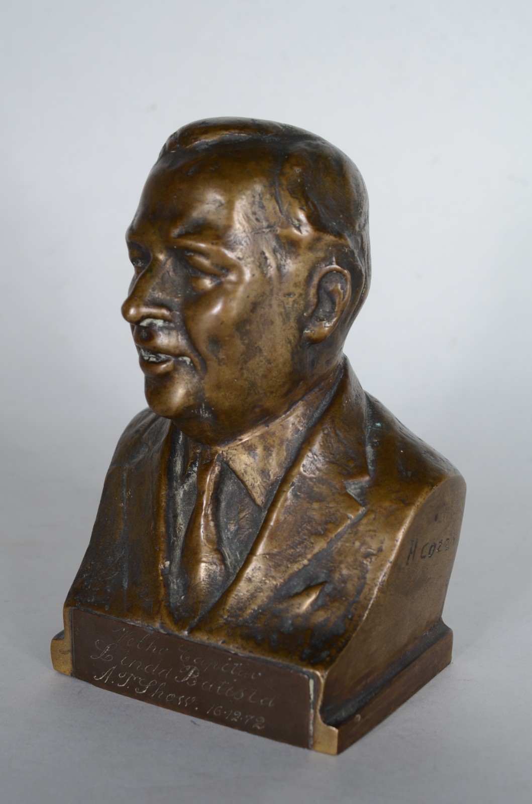 Busto de bronze representando Assis Chateaubriant. Assinado. - foto 2 de 7