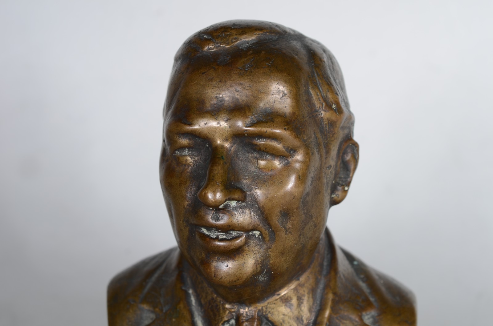 Busto de bronze representando Assis Chateaubriant. Assinado. - foto 3 de 7