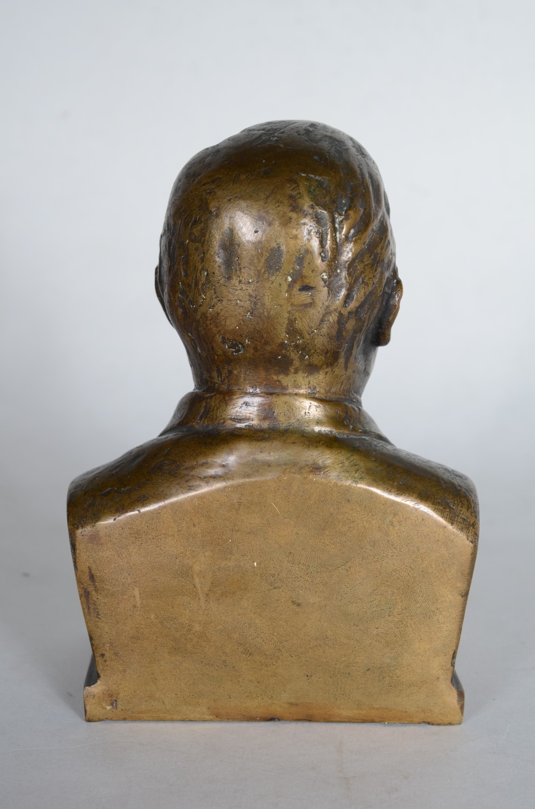 Busto de bronze representando Assis Chateaubriant. Assinado. - foto 4 de 7