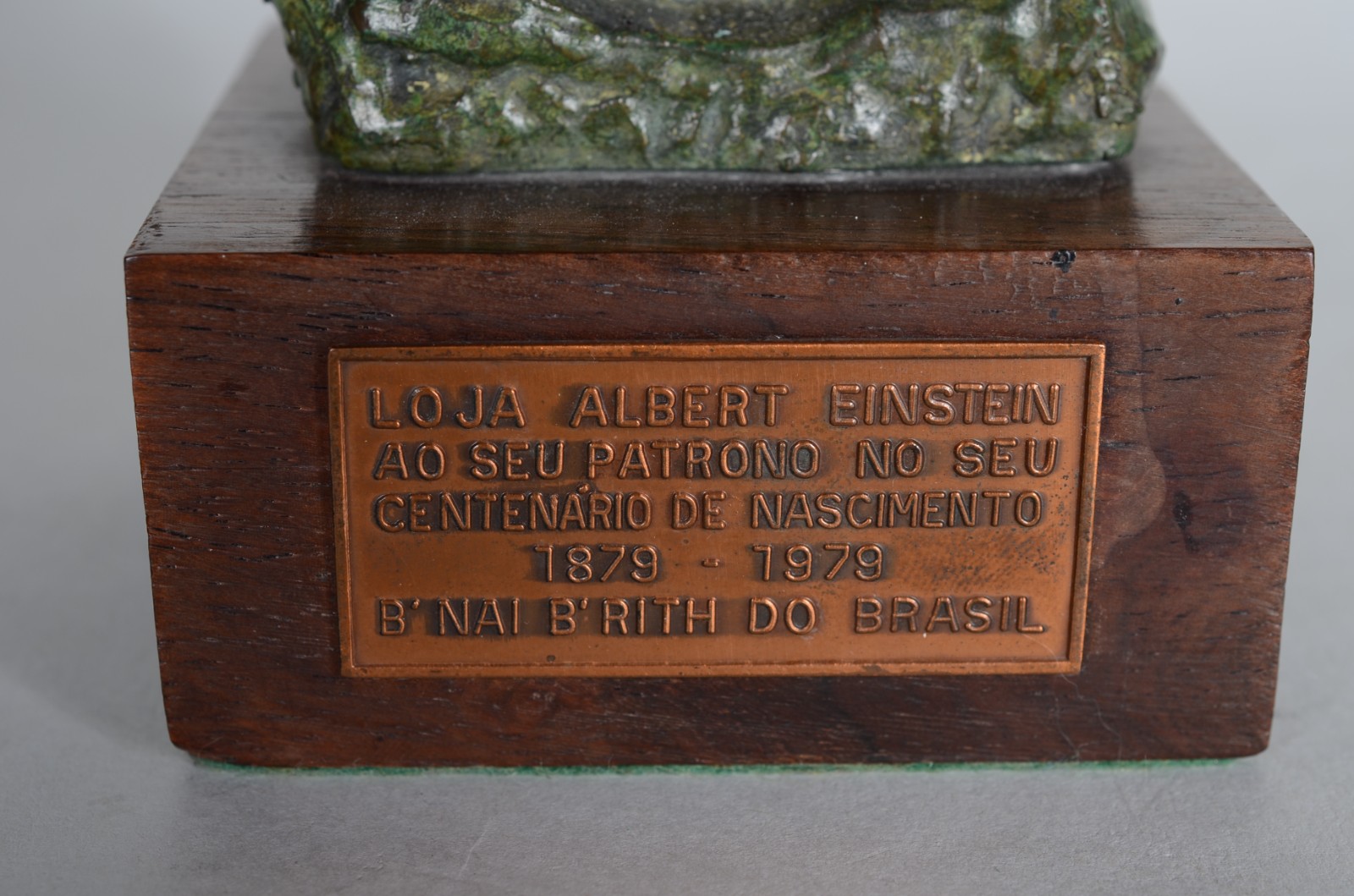 Busto de bronze representando Albert Einstein, base de madeira. - foto 5 de 6