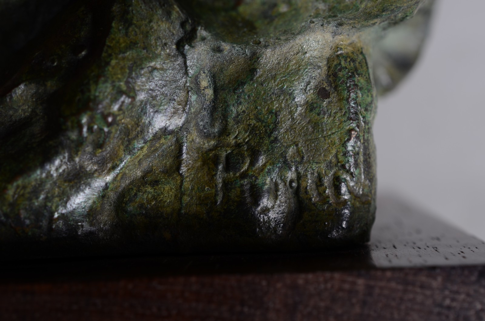 Busto de bronze representando Albert Einstein, base de madeira. - foto 6 de 6