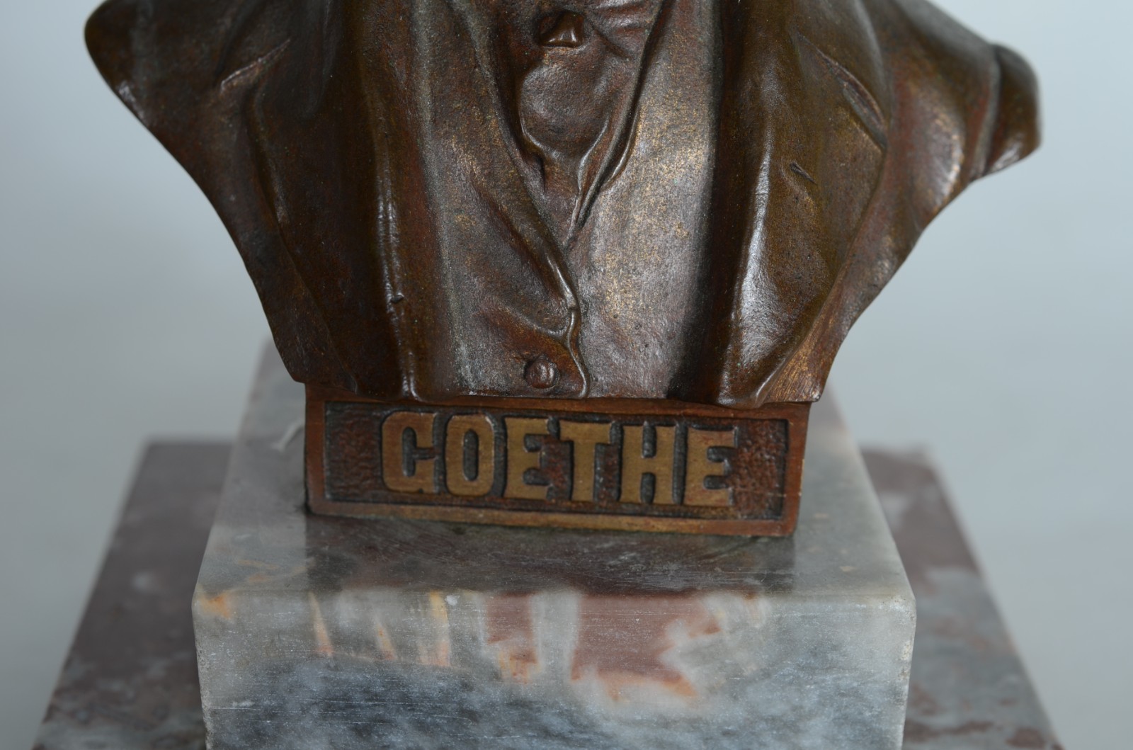 Busto de bronze representando Goethe, base de mármore, assinado H... - foto 5 de 6