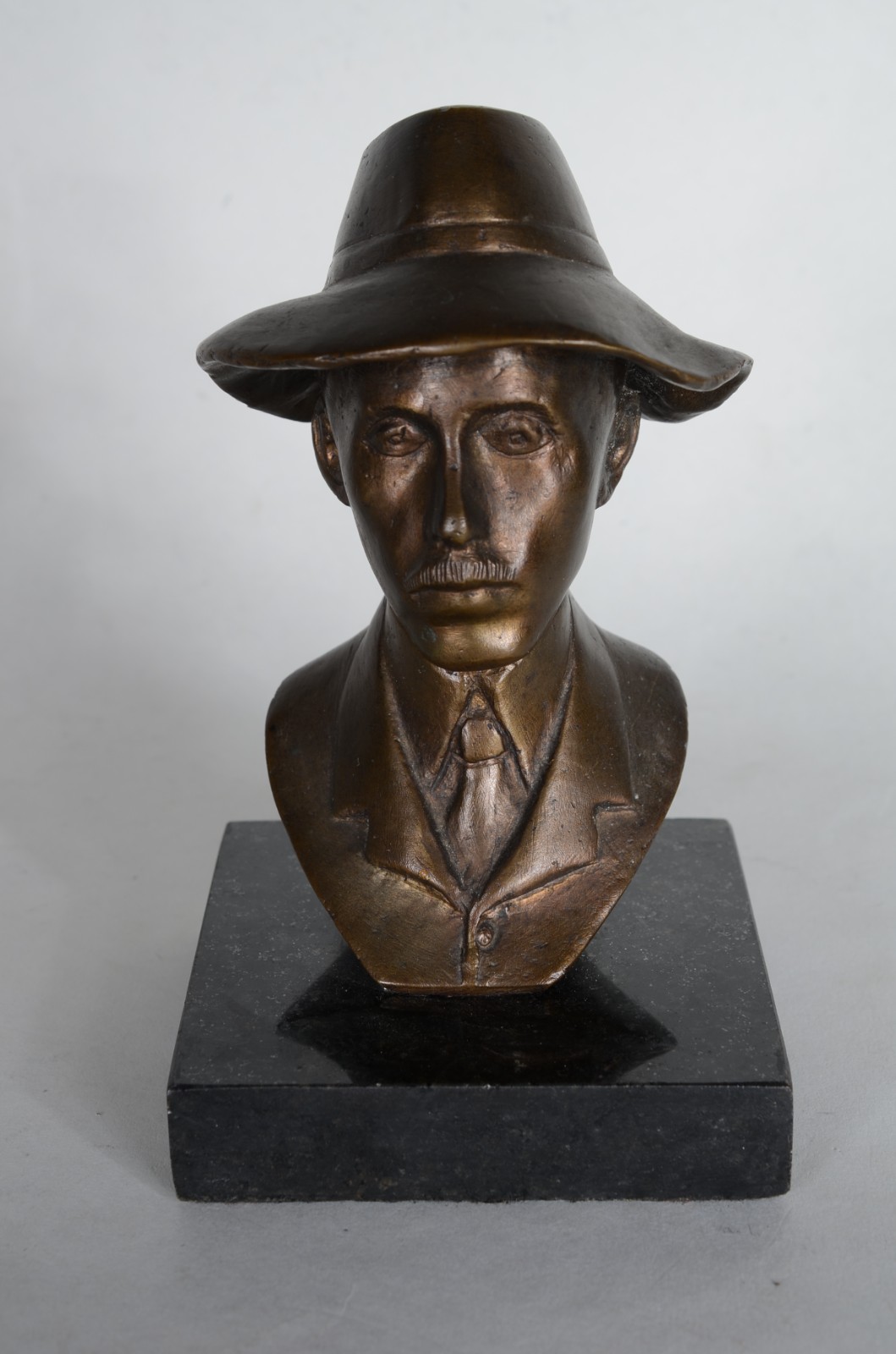 Busto de bronze representando Santos Dumont, base de mármore. - foto 1 de 6