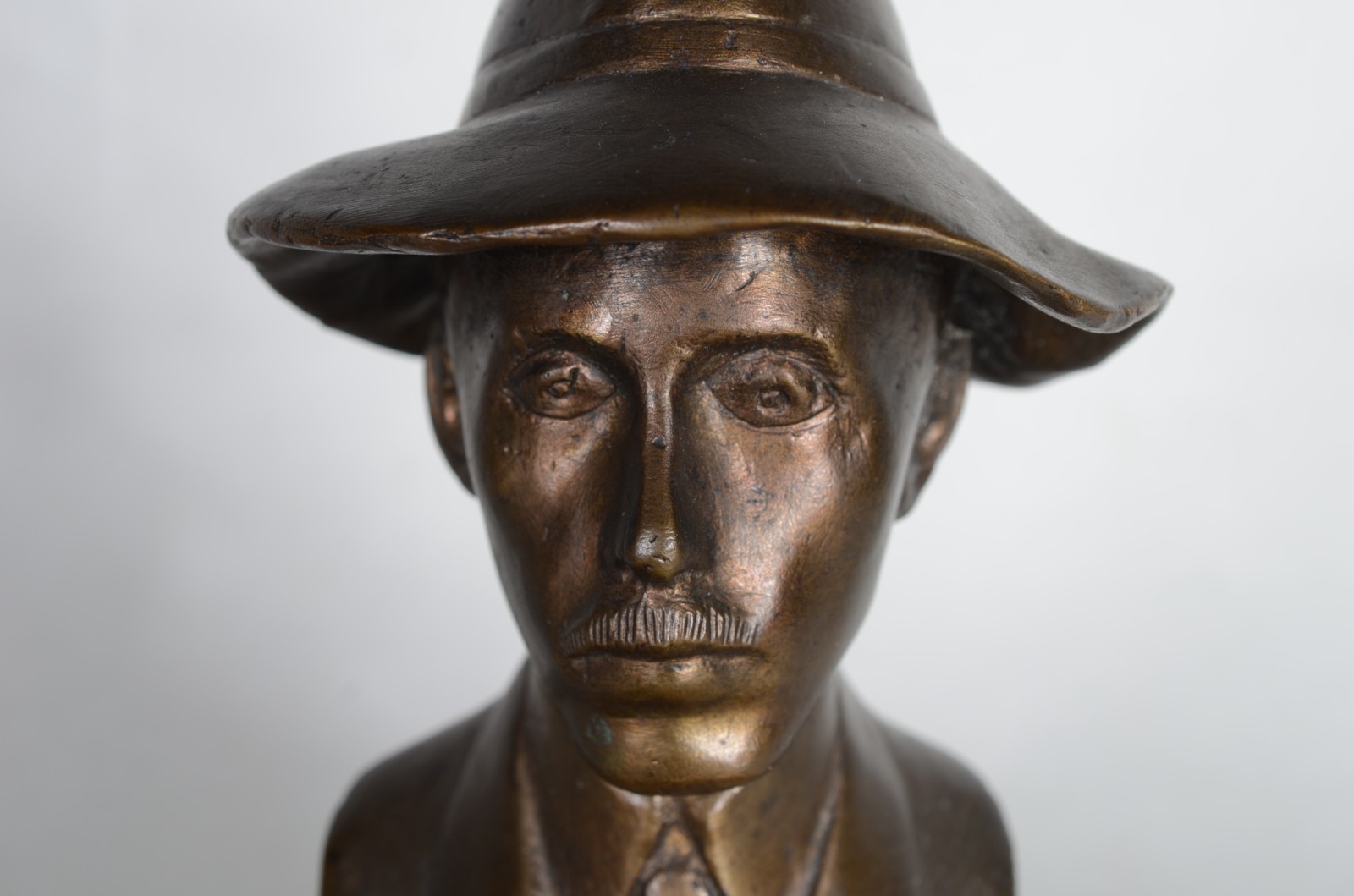 Busto de bronze representando Santos Dumont, base de mármore. - foto 2 de 6