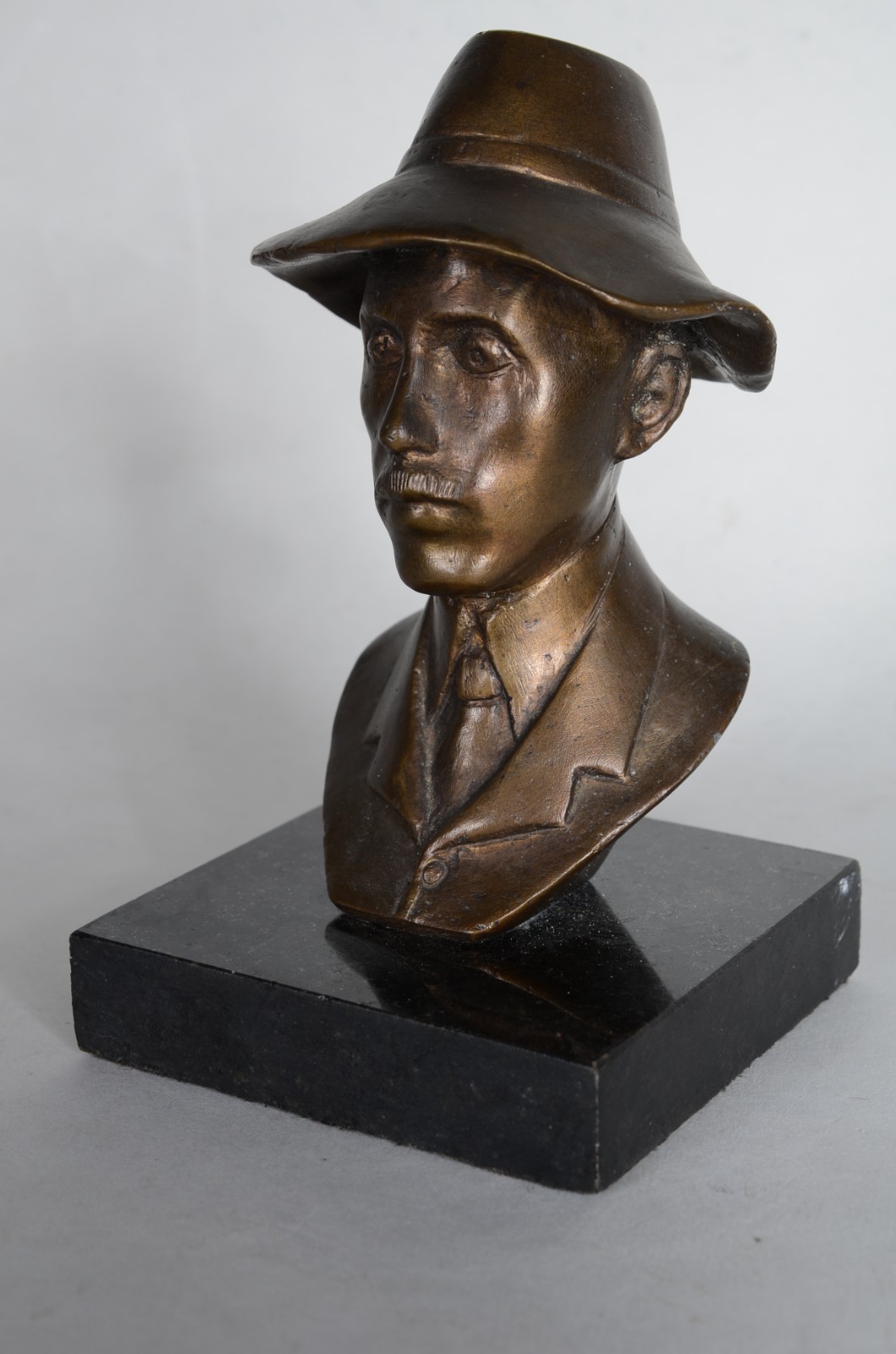 Busto de bronze representando Santos Dumont, base de mármore. - foto 3 de 6