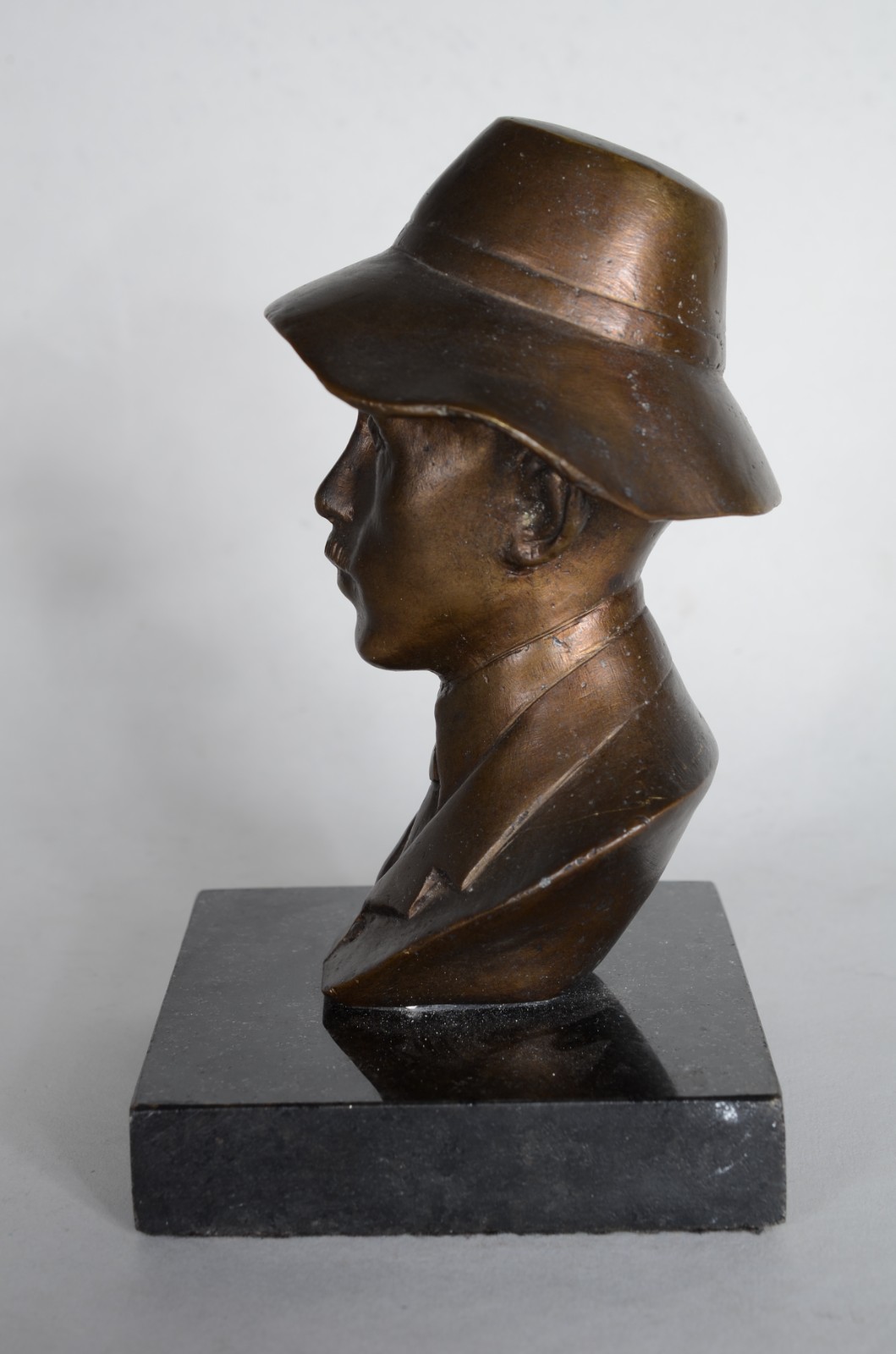 Busto de bronze representando Santos Dumont, base de mármore. - foto 4 de 6