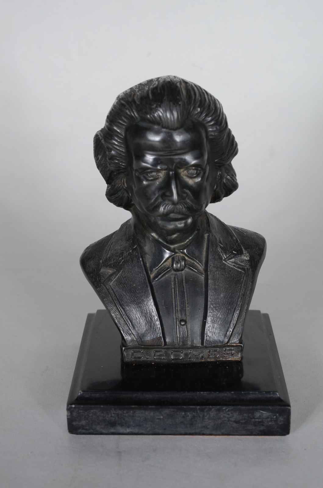 Busto de bronze representando Carlos Gomes. - foto 1 de 6