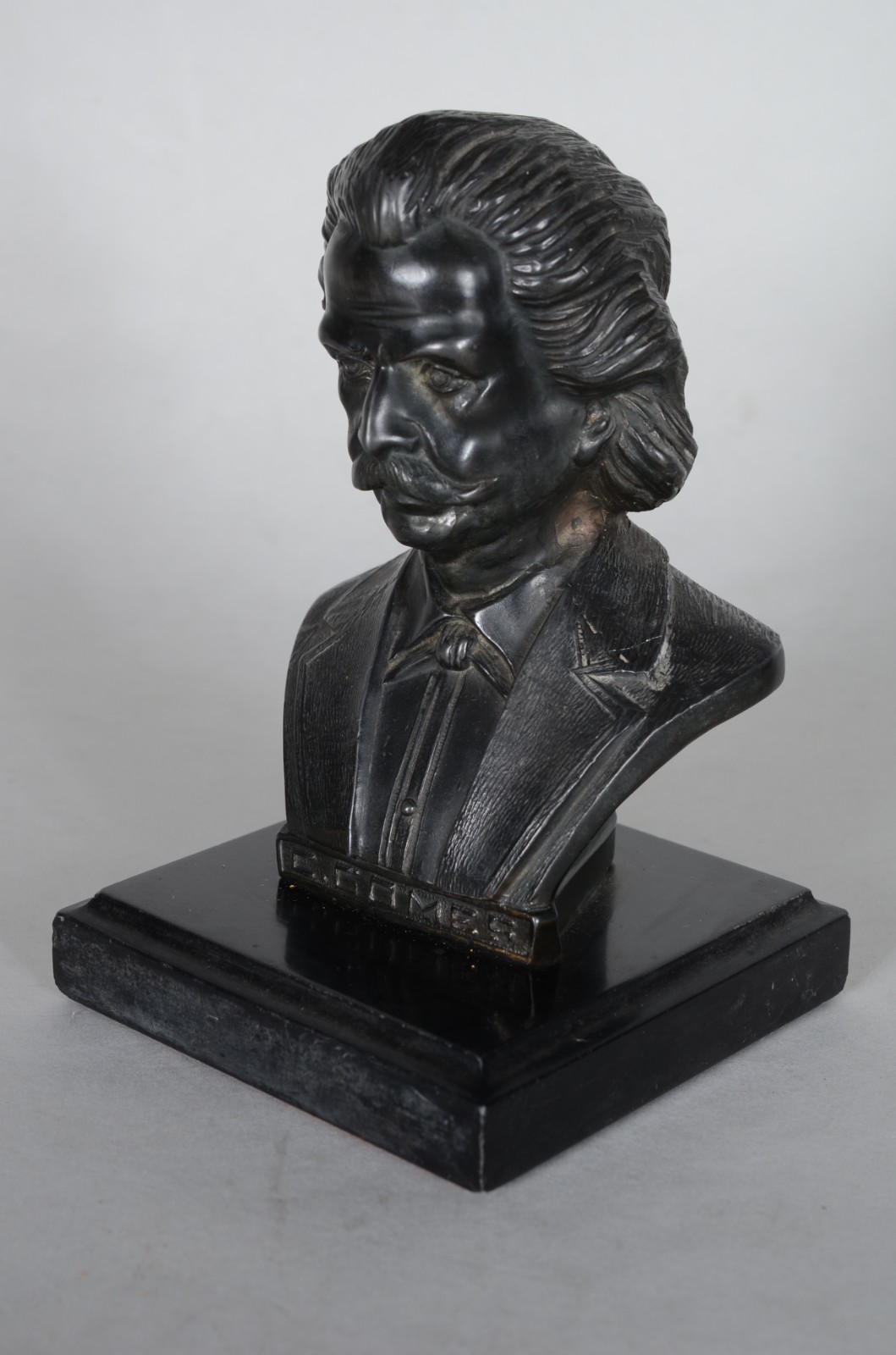 Busto de bronze representando Carlos Gomes. - foto 2 de 6