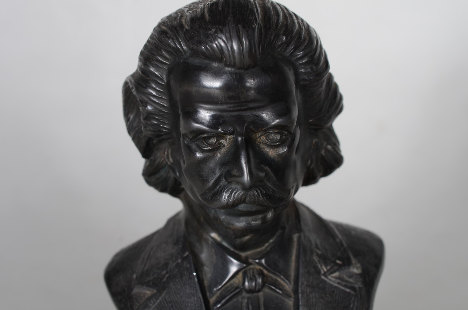 Busto de bronze representando Carlos Gomes. - foto 3 de 6