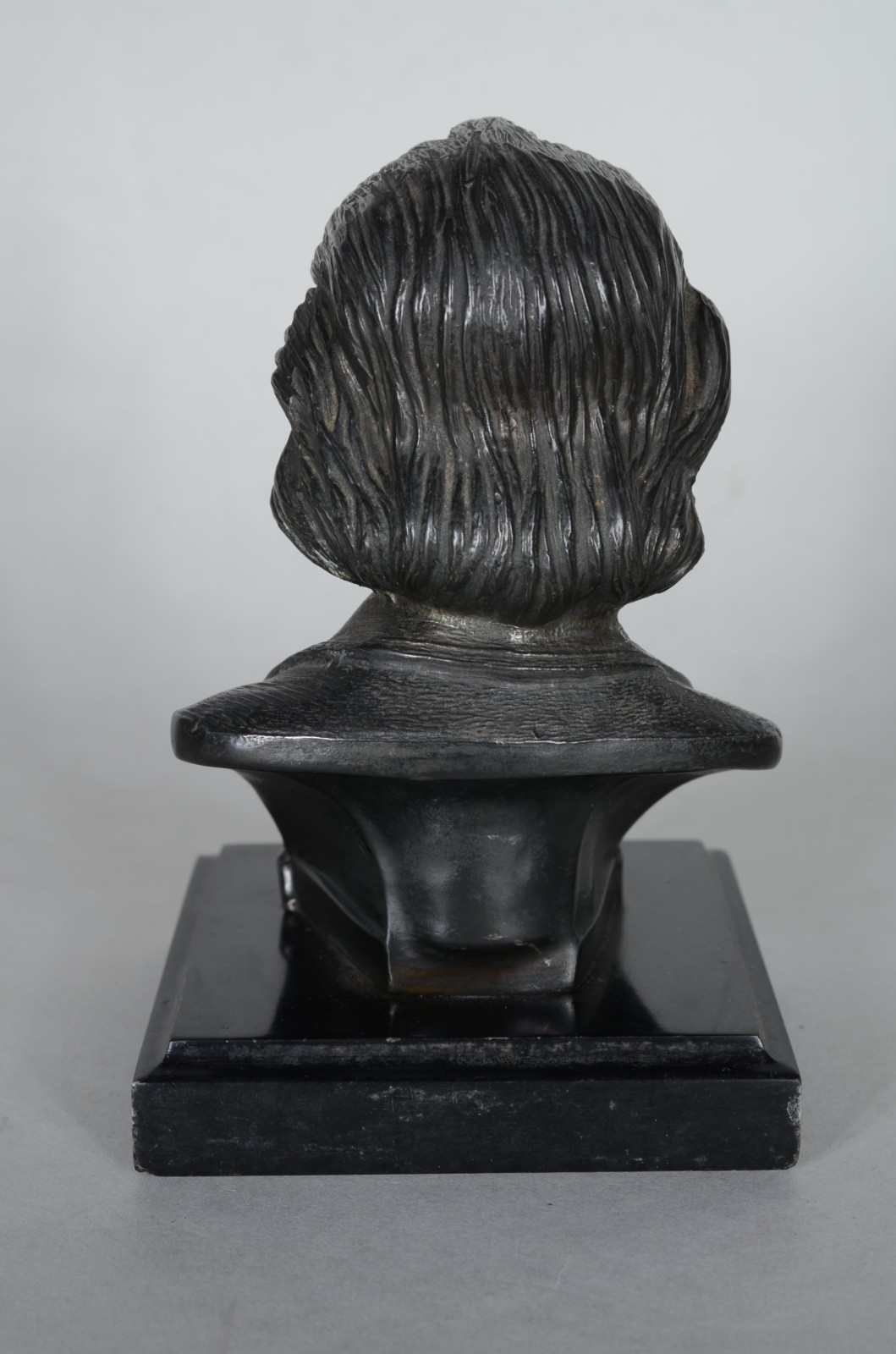 Busto de bronze representando Carlos Gomes. - foto 4 de 6