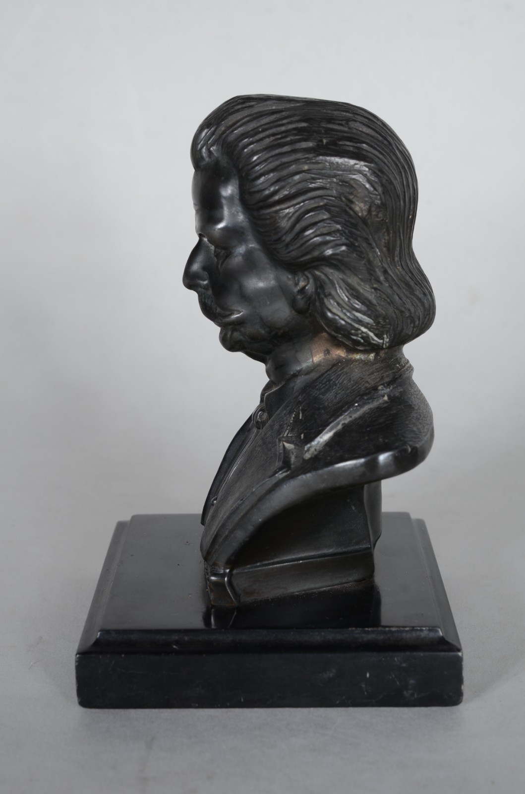 Busto de bronze representando Carlos Gomes. - foto 5 de 6