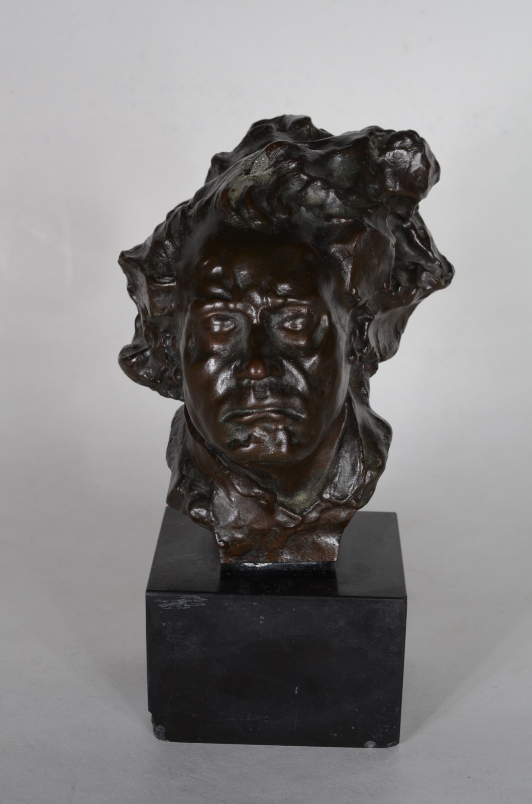 Busto de bronze representando Ludwig Van Beethoven, assinada. - foto 1 de 9