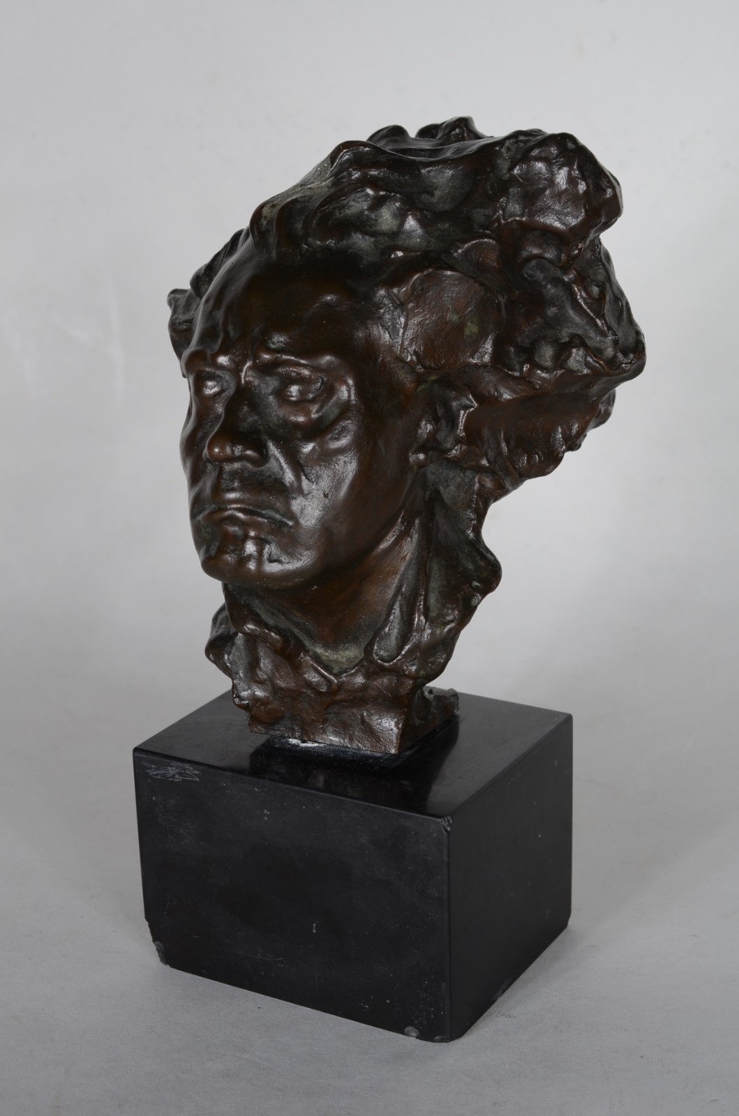 Busto de bronze representando Ludwig Van Beethoven, assinada. - foto 2 de 9