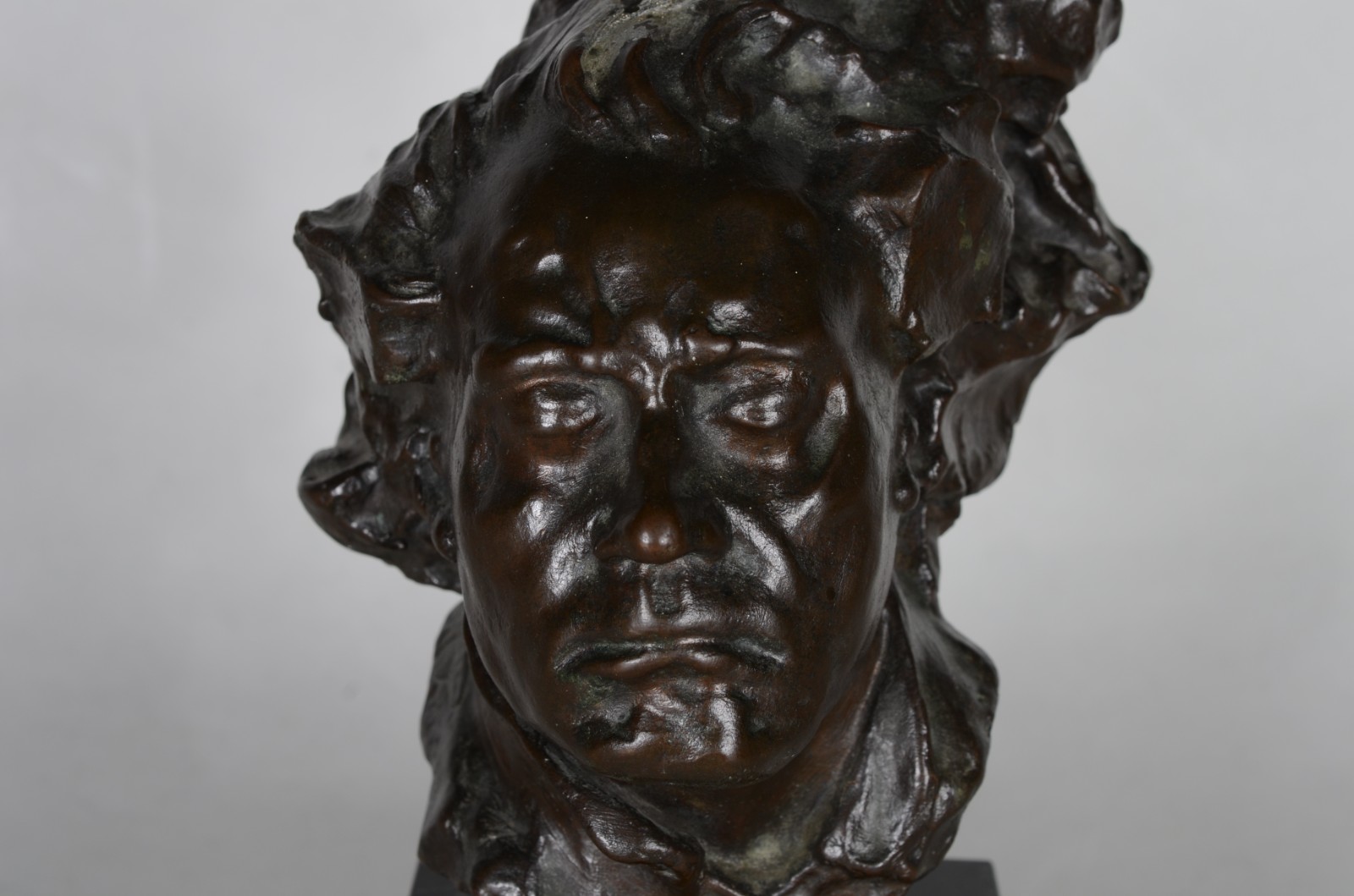 Busto de bronze representando Ludwig Van Beethoven, assinada. - foto 3 de 9