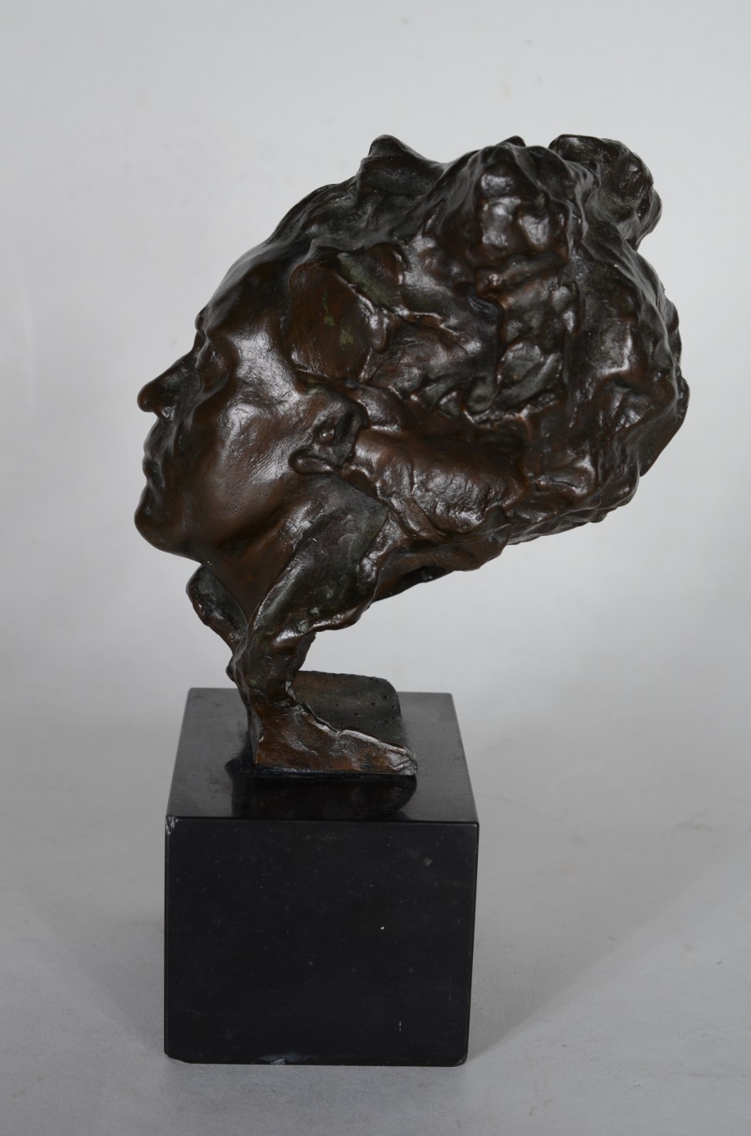 Busto de bronze representando Ludwig Van Beethoven, assinada. - foto 4 de 9