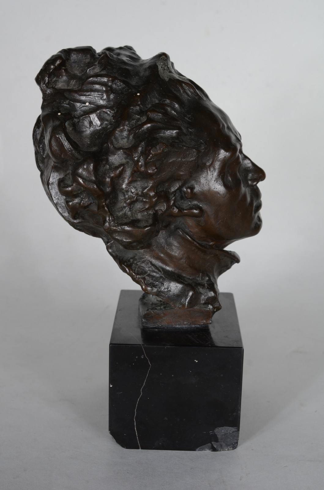 Busto de bronze representando Ludwig Van Beethoven, assinada. - foto 5 de 9