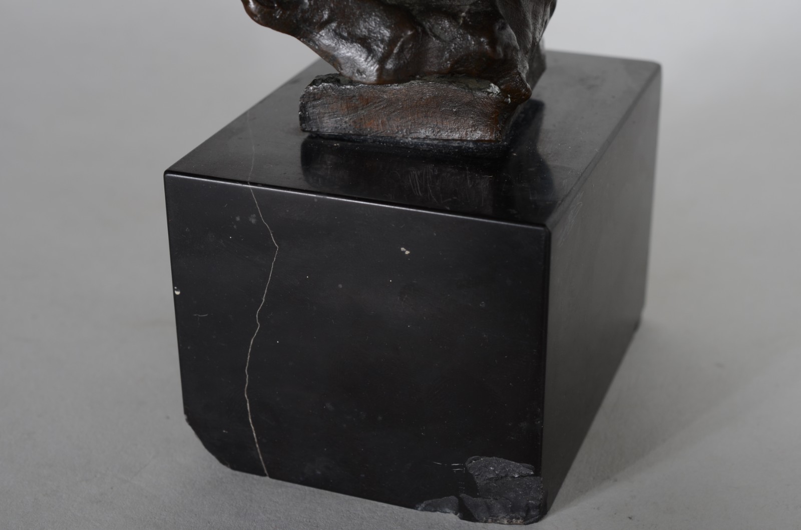Busto de bronze representando Ludwig Van Beethoven, assinada. - foto 7 de 9