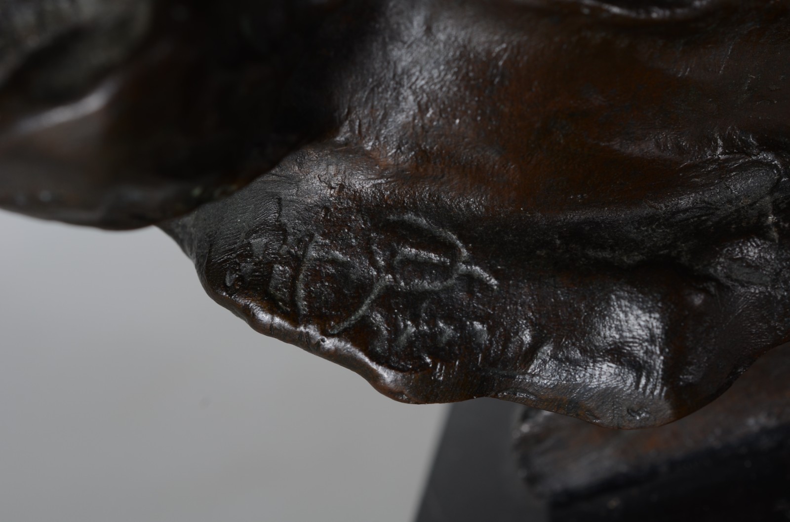 Busto de bronze representando Ludwig Van Beethoven, assinada. - foto 8 de 9