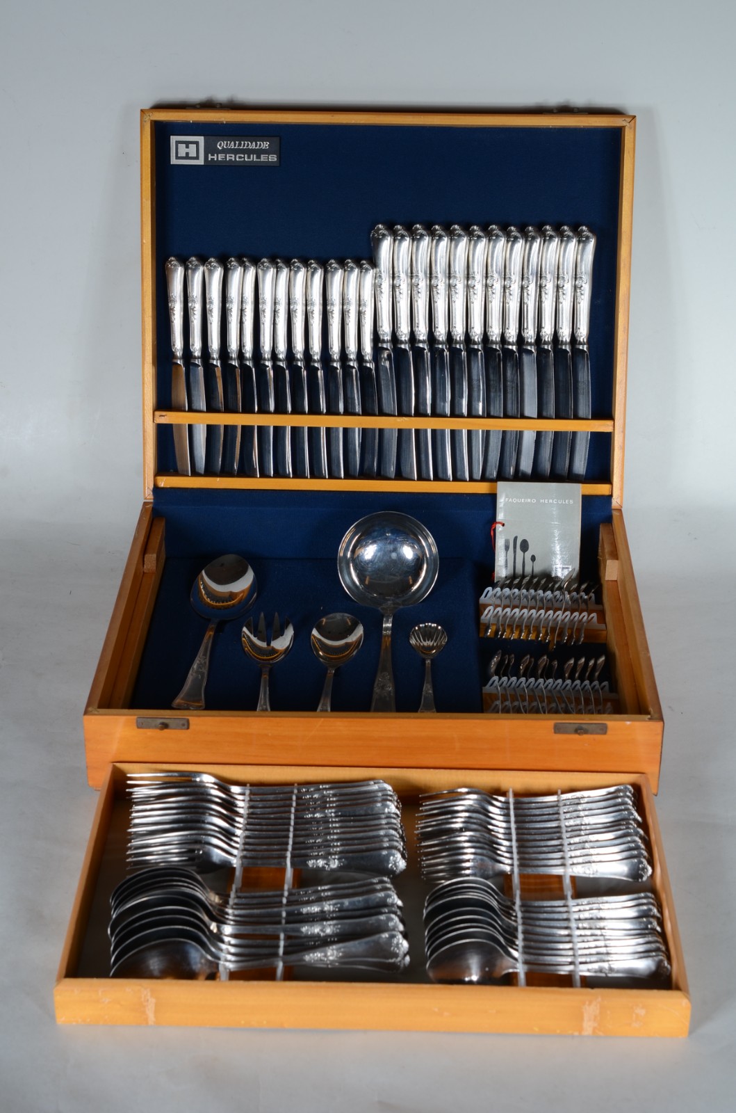 Faqueiro de aço inox Hercules, composto de: 12 garfos, 11 colheres... - foto 2 de 11