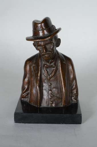 Busto de bronze representando Louis Pasteur. - Galeria Alphaville