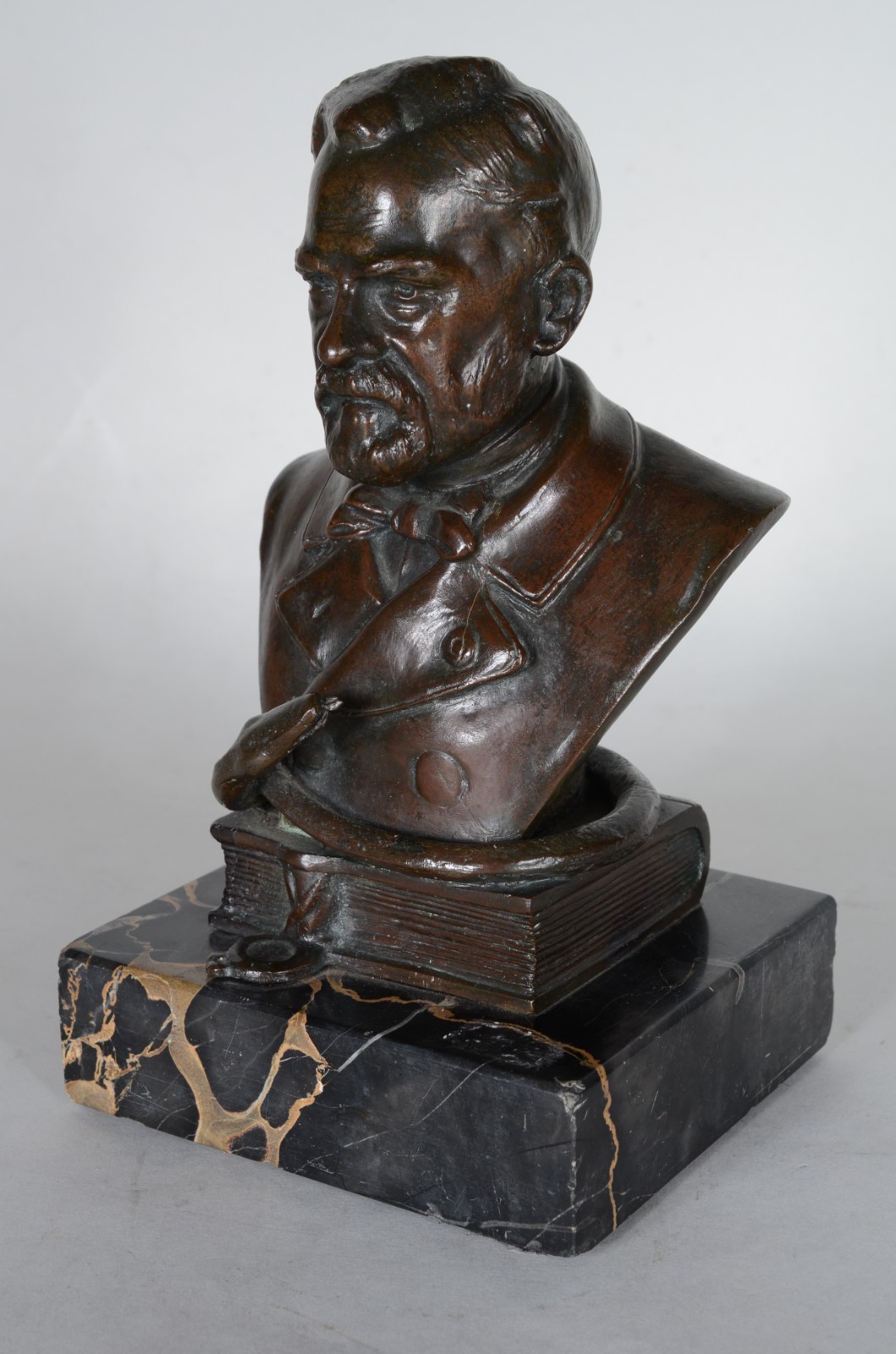Busto de bronze representando Louis Pasteur. - foto 2 de 5