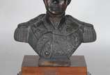 Busto de bronze representando Duque de Caxias, ... - Busto de bronze representando Duque de Caxias, base de madeira.