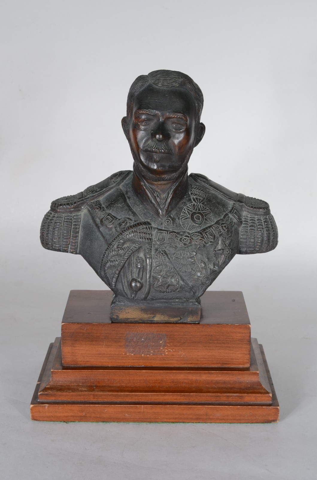 Busto de bronze representando Duque de Caxias, base de madeira. - foto 1 de 6