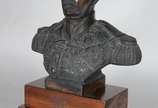 Busto de bronze representando Duque de Caxias, ... - Busto de bronze representando Duque de Caxias, base de madeira.