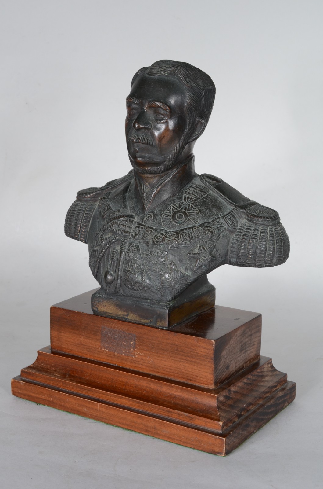 Busto de bronze representando Duque de Caxias, base de madeira. - foto 2 de 6