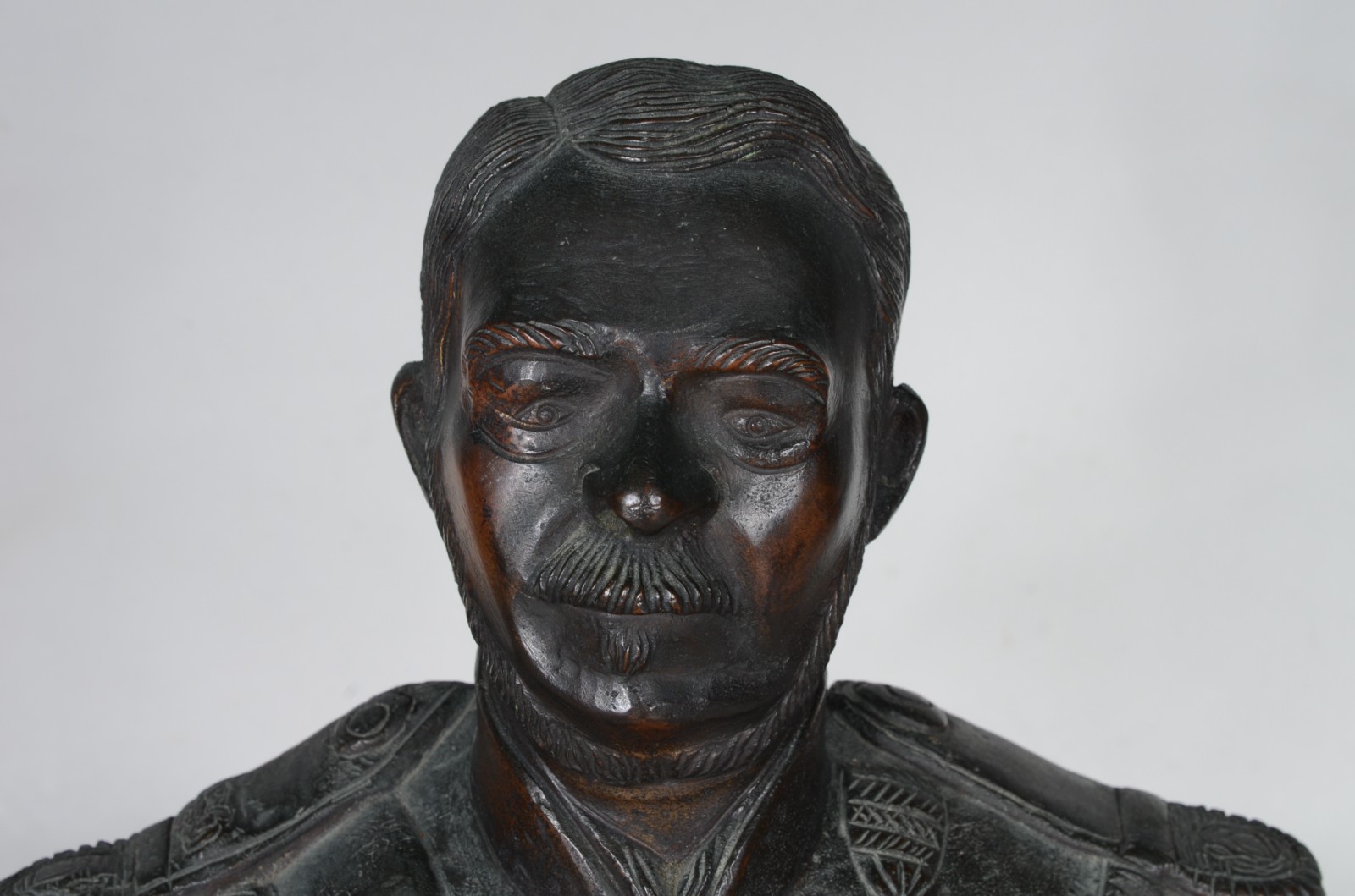 Busto de bronze representando Duque de Caxias, base de madeira. - foto 3 de 6