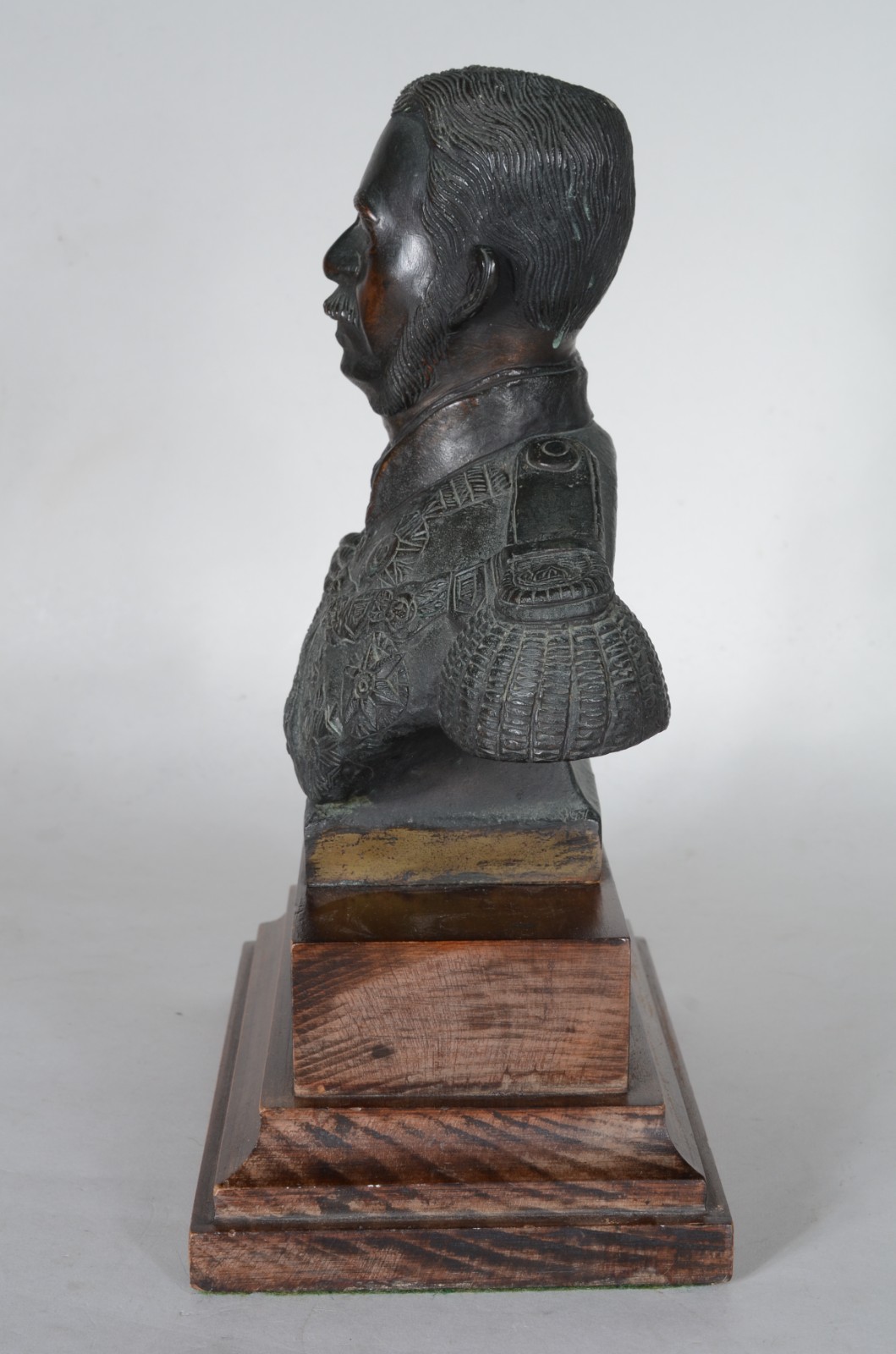 Busto de bronze representando Duque de Caxias, base de madeira. - foto 4 de 6