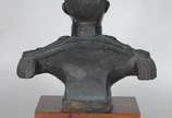 Busto de bronze representando Duque de Caxias, ... - Busto de bronze representando Duque de Caxias, base de madeira.