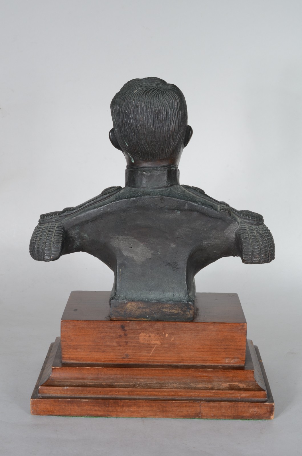 Busto de bronze representando Duque de Caxias, base de madeira. - foto 5 de 6