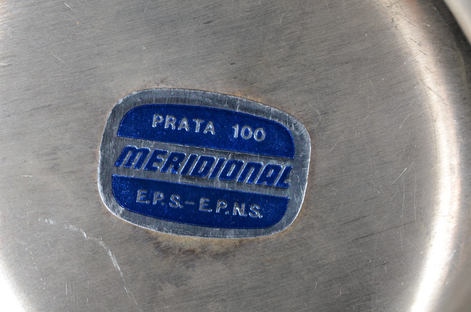 Três peças de metal prateado, sendo: Caçarola com rechaud; rechaud... - foto 10 de 10