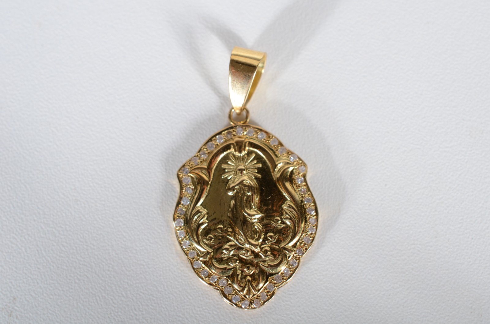 Medalha de ouro 18 k., com imagem de Nossa Senhora e pequenos... - foto 1 de 5