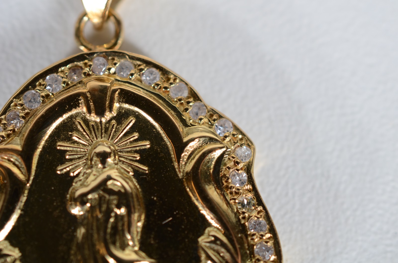 Medalha de ouro 18 k., com imagem de Nossa Senhora e pequenos... - foto 3 de 5