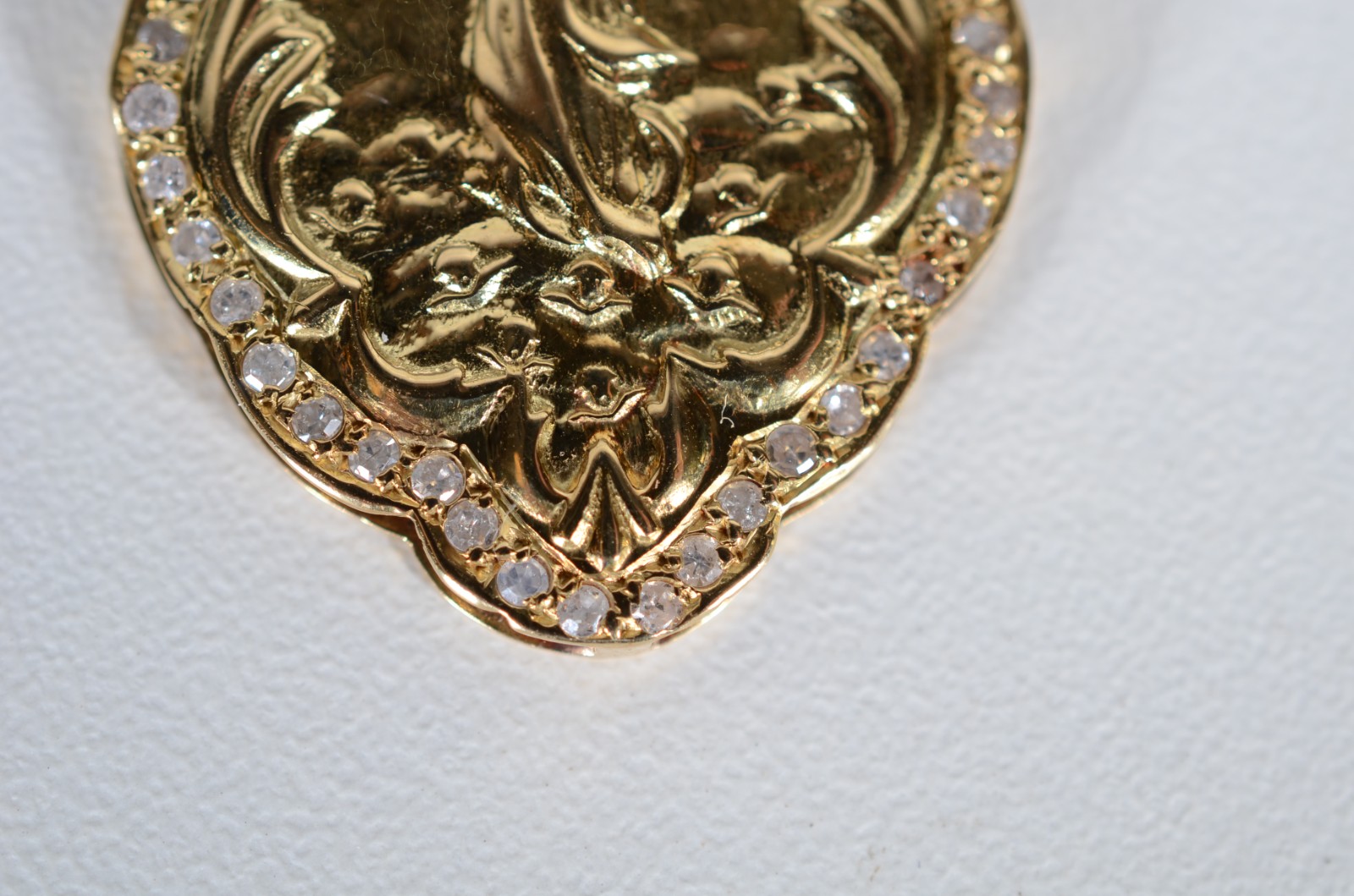 Medalha de ouro 18 k., com imagem de Nossa Senhora e pequenos... - foto 4 de 5