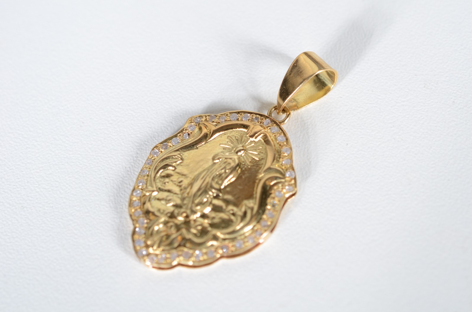 Medalha de ouro 18 k., com imagem de Nossa Senhora e pequenos... - foto 2 de 5