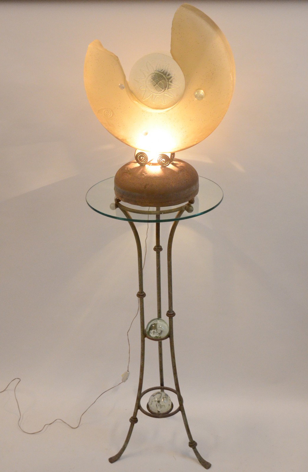 Luminária mexicana de resina com coluna de metal e tampo de vidro... - foto 2 de 10