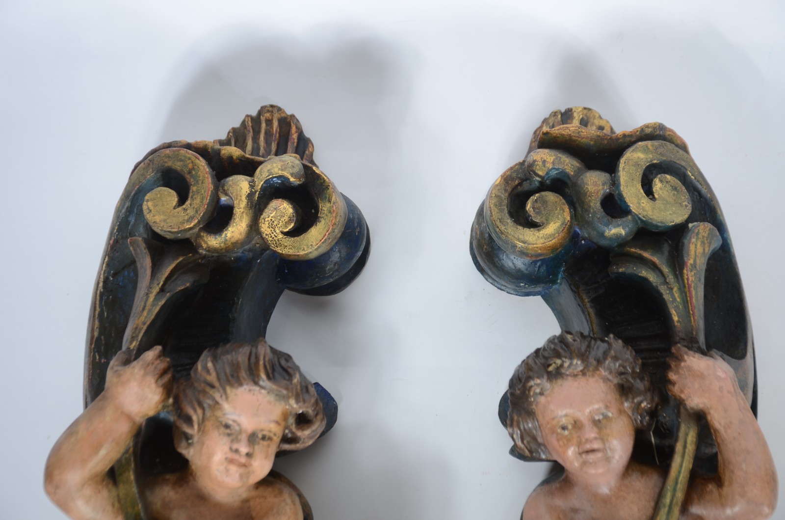 Par de querubins em talha de madeira decorada com volutas e concha... - foto 3 de 6