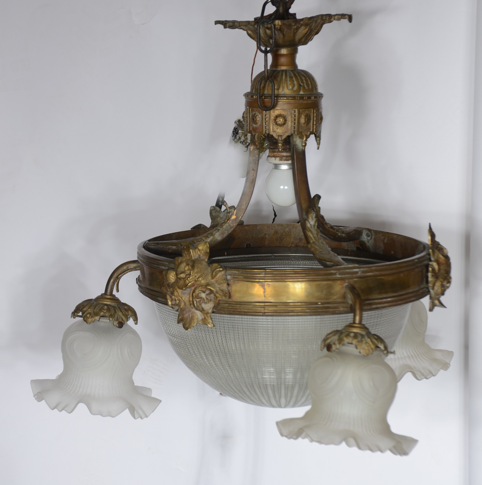 Lustre de metal dourado com cúpula de cristal e tres mangas feitio... - foto 1 de 11