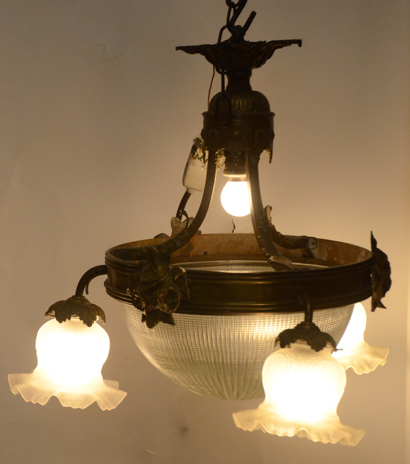 Lustre de metal dourado com cúpula de cristal e tres mangas feitio... - foto 2 de 11