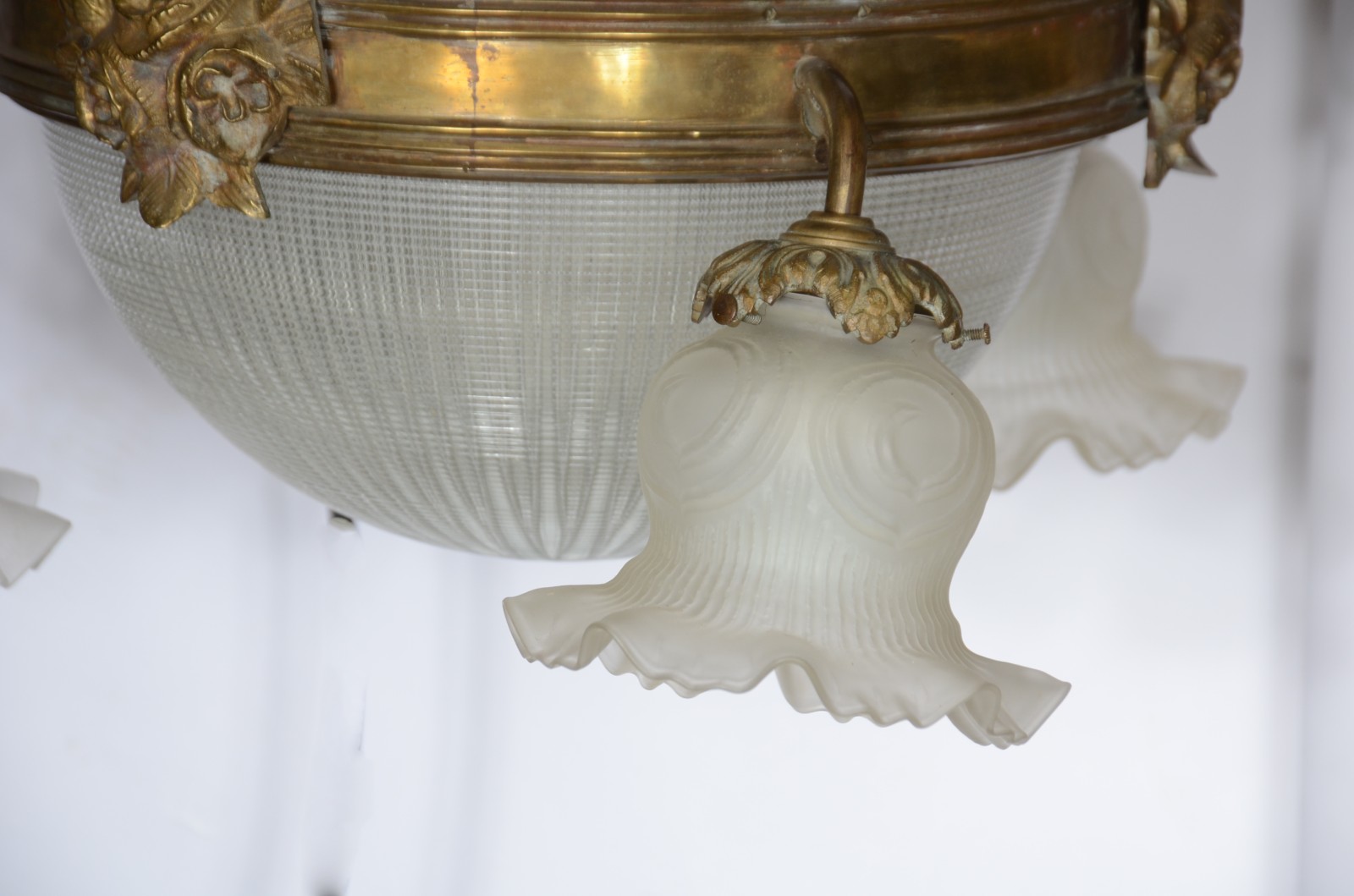 Lustre de metal dourado com cúpula de cristal e tres mangas feitio... - foto 3 de 11