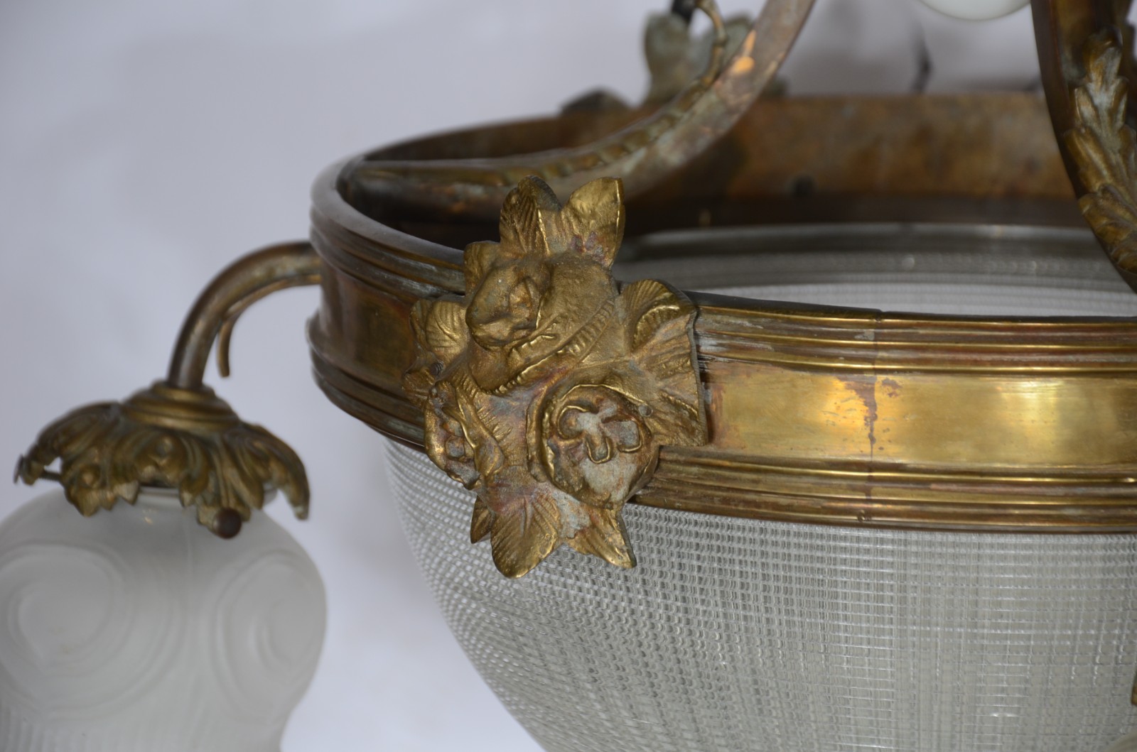 Lustre de metal dourado com cúpula de cristal e tres mangas feitio... - foto 4 de 11