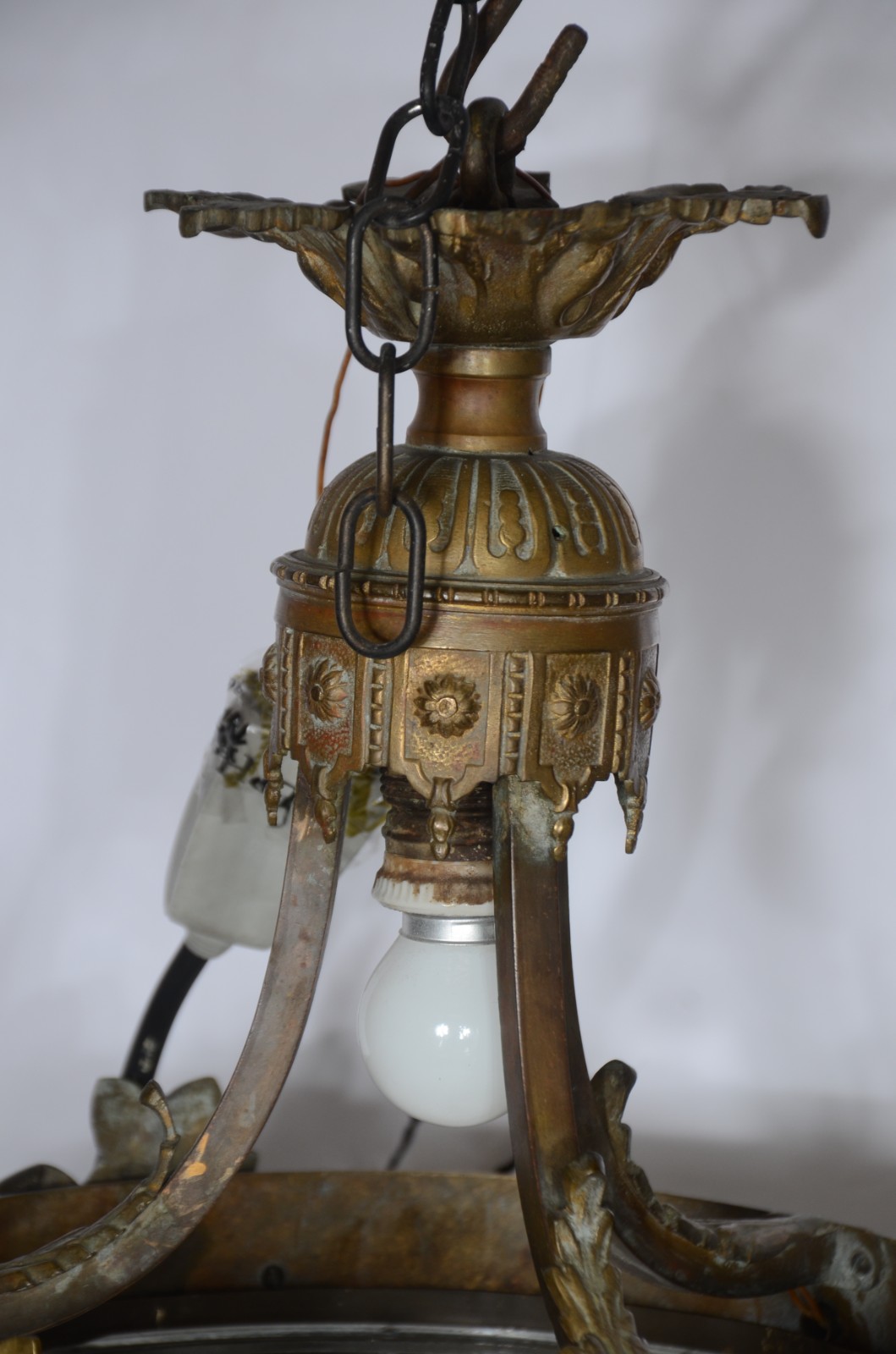Lustre de metal dourado com cúpula de cristal e tres mangas feitio... - foto 5 de 11