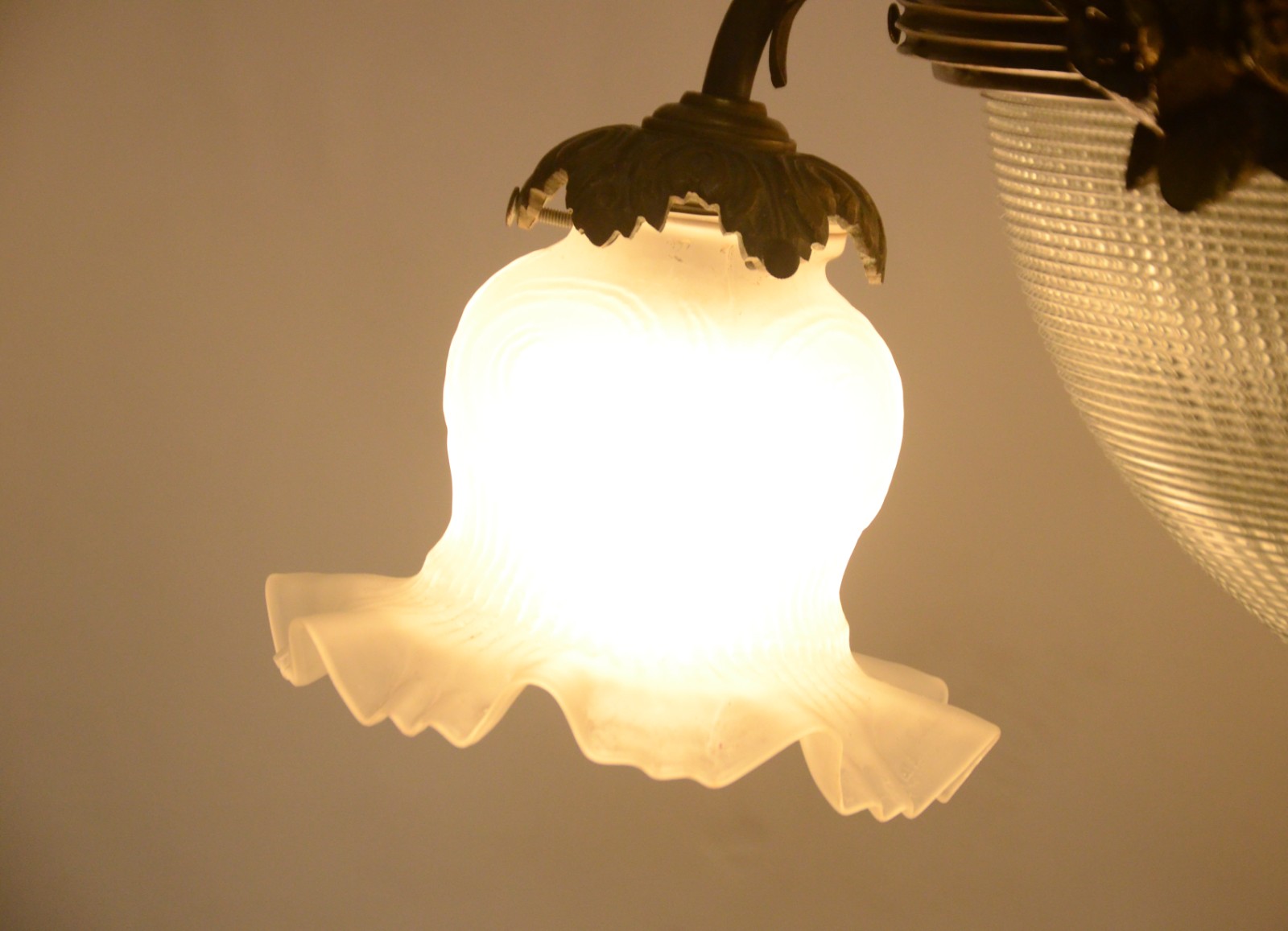 Lustre de metal dourado com cúpula de cristal e tres mangas feitio... - foto 6 de 11